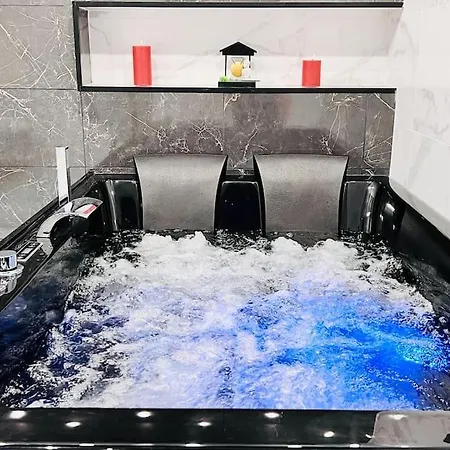 Loft Evasion Luxe Jacuzzi