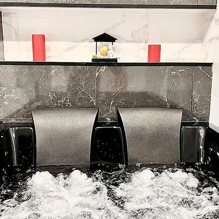 Loft Evasion Luxe Jacuzzi